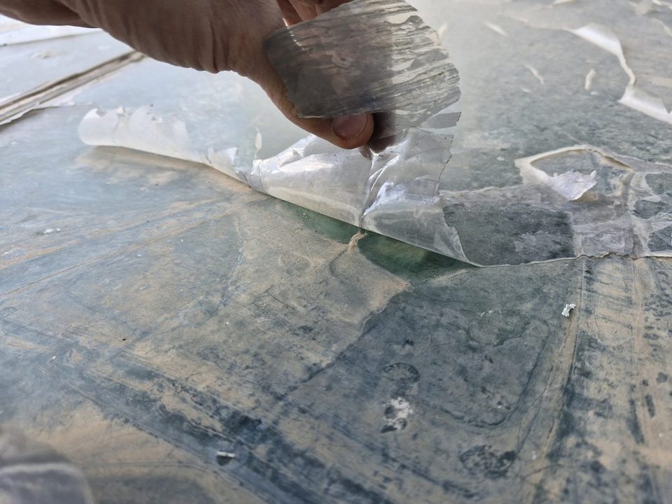 טפט ההצללה מגורד מזכוכית הסקיילייט הישן על גג מרכז דוידוף